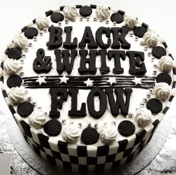 ＦＬＯＷ／ＢＬＡＣＫ　＆　ＷＨＩＴＥ【通常盤】