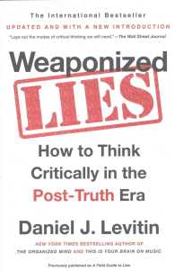 Weaponized Lies : How to Think Critically in the Post-Truth Era （Reprint）