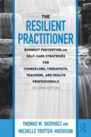 The Resilient Practitioner : Burnout Prevention and Self-care Strategies for Counselors, Therapists, Teachers and Health Professionals, Second Edition （2ND）