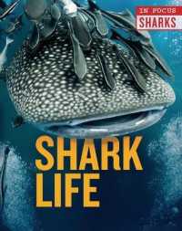 Shark Life (In Focus: Sharks) （Library Binding）