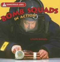 Bomb Squads in Action (Dangerous Jobs) （Library Binding）