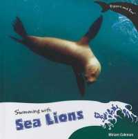 Swimming with Sea Lions (Flippers and Fins) （Library Binding）