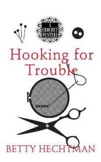 Hooking for Trouble (Crochet Mysteries) （Large Print）