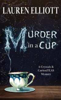 Murder in a Cup (A Crystals & Curiositeas Mystery) （Large Print Library Binding）