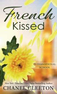 French Kissed (International School) （Large Print Library Binding）