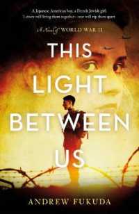This Light between Us : A Novel of World War II （Large Print Library Binding）