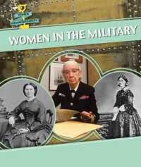 Women in the Military (Women Groundbreakers) （Library Binding）