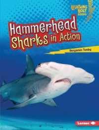 Hammerhead Sharks in Action (Lightning Bolt Books: Shark World)