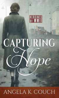 Capturing Hope : Heroines of WWII (Christian Series Level III (24)) （Large Print Library Binding）