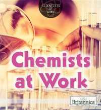 Chemists at Work (Scientists at Work) （Library Binding）