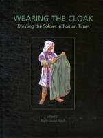 Wearing the Cloak : Dressing the Soldier in Roman Times (Ancient Textiles)