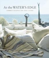 At the Water's Edge : Summer Escapes for Easy Living