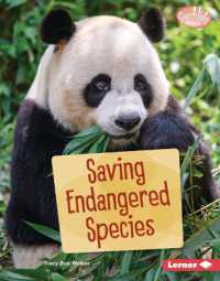 Saving Endangered Species (Searchlight Books (Tm) -- Saving Animals with Science) （Library Binding）