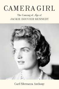 Camera Girl : The Coming of Age of Jackie Bouvier Kennedy （Large Print Library Binding）