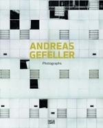 Andreas Gefeller, Photographs : Katalog zur Ausstellung in der Stadtgalerie Saarbrücken, 2009, Forum für zeitgenössische Fotografie im Münchner Stadtmuseum 2010, Landesgalerie Linz 2010 und weiteren Stationen. Dtsch.-Engl. （2009. 128 S. m. 65 Farbabb. , z. Tl. auf ausklappb. Taf. 30,5 cm）