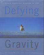 Defying Gravity : Contemporary Art and Flight. Catalogue of the Exhibitionat North Carolina Museum of Art, Raleigh, 2003/4 （2003. 220 p. w. 45 b&w and 110 col. ill. 28,5 cm）