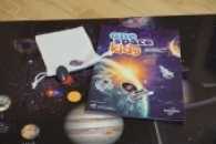 Magnetspielbuch one space Kids : Entdecke den Weltraum!. Kinder Weltall Spielatlas mit 80 Magneten, großformatiger Weltraumtafel und Begleitbuch （Neuausg. 2015. 12 S. m. zahlr. farb. Abb. 162 cm）