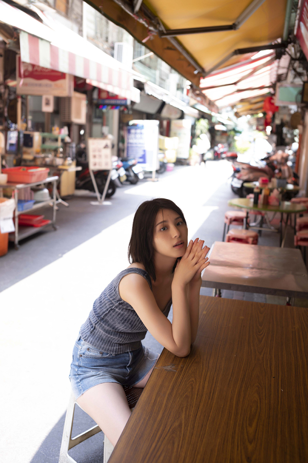 相楽伊織ファースト写真集　浮泳夢_5