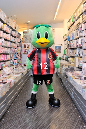 福岡本店 ジャイアントキリング２５巻 発売記念 ｅｔｕ愛されゆるキャラ パッカ君 九州初上陸 本の 今 がわかる 紀伊國屋書店